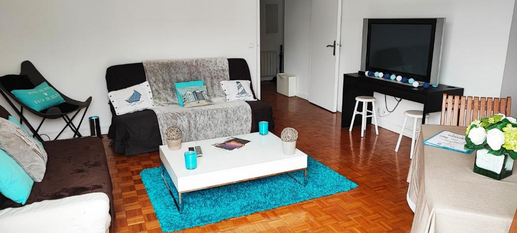 uma sala de estar com um sofá e uma televisão em EXCEPTIONNEL "A NOUS PARIS" ! Spacieux - Calme - Balcon - Wifi - Netflix - Parking em Rueil-Malmaison