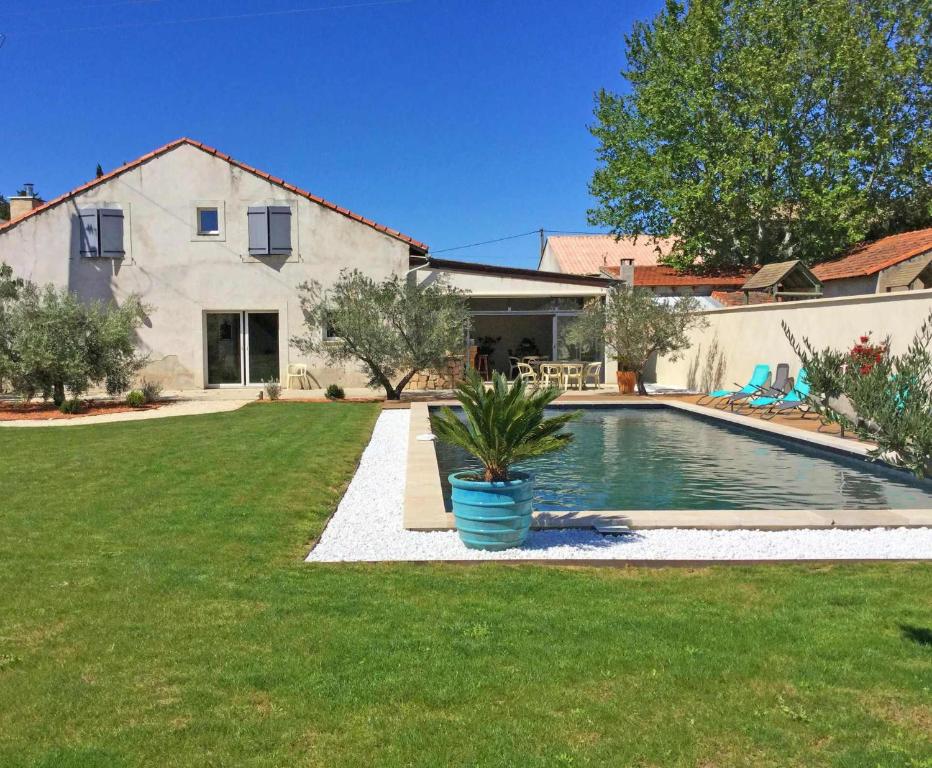 une maison avec une piscine dans une cour dans l'établissement Large family home with private pool in Vignères, 10 sleeps., à Cavaillon