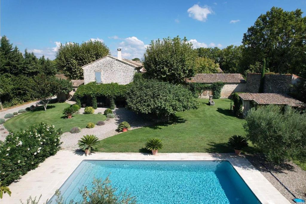 een luchtzicht op een tuin met een zwembad bij superb prestigious mas with pool in the countryside of caumont sur durance, close to avignon, sleeps 8 in Caumont-sur-Durance