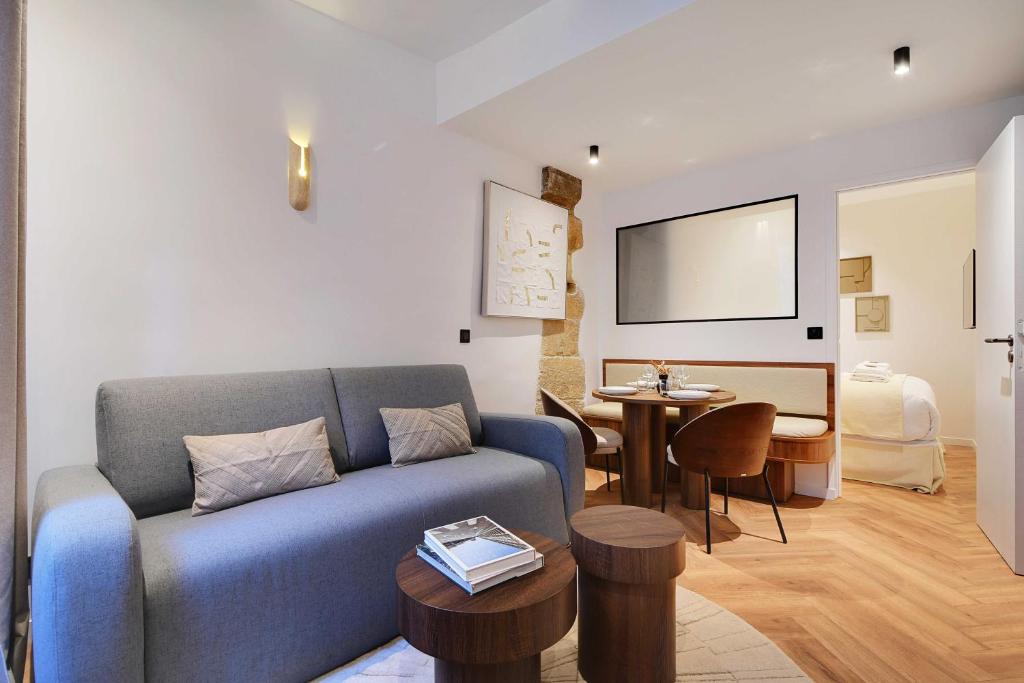 sala de estar con sofá y mesa en Magnificent flat in the heart of the Latin Quarter, en París