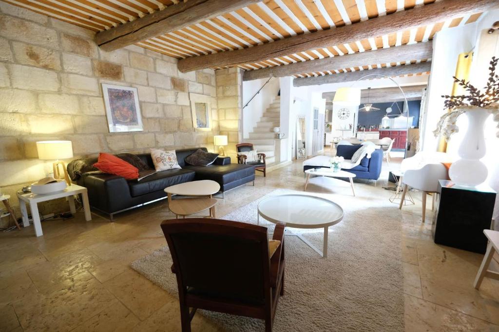 Seating area sa charming provencal house with private pool for 4 people in cheval blanc, luberon.