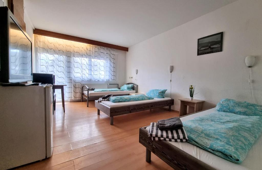 Monteurzimmer - Karlsbad - Triple Room With Shower