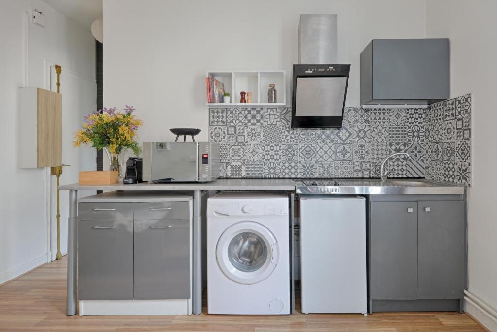 a kitchen with a washing machine and a washer at Flowers Power - Appt pour 2 in Vitry-sur-Seine
