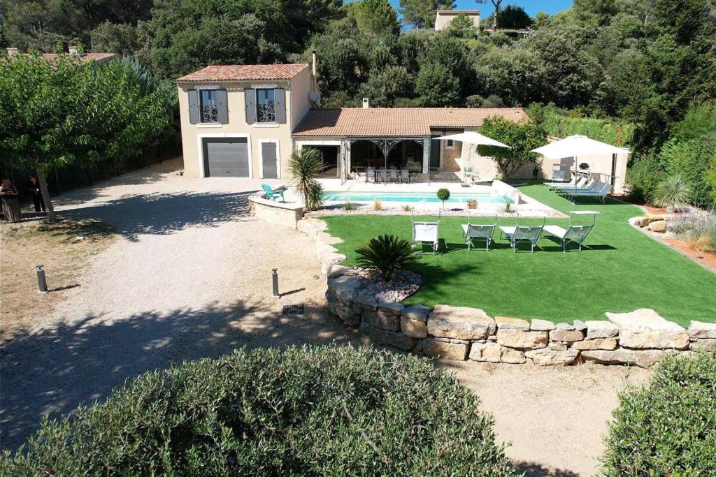very beautiful villa with private pool in the luberon enjoying a magnificent view of the durance valley, located in puget – 10 people. في Puget: اطلالة جوية على منزل مع مسبح