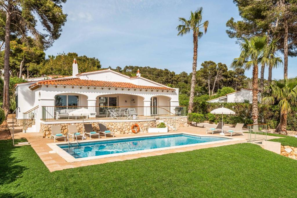 een villa met een zwembad en een huis bij Villa Adriana Tomas in Santo Tomás