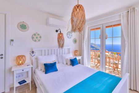 1 dormitorio con 1 cama y vistas al océano en Villa Blue, LaVanta, Kalkan, en Kalkan