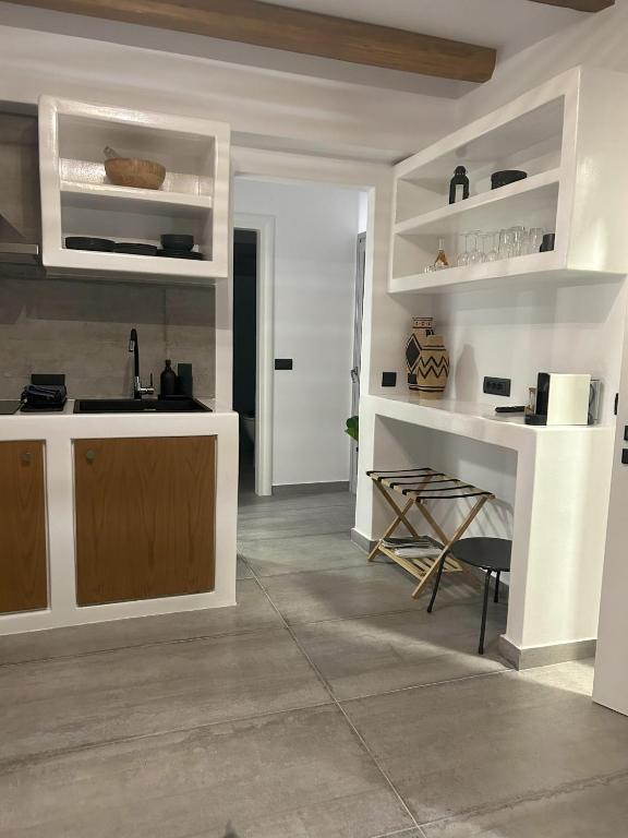 Кухня или мини-кухня в SOPHILIA SUITES
