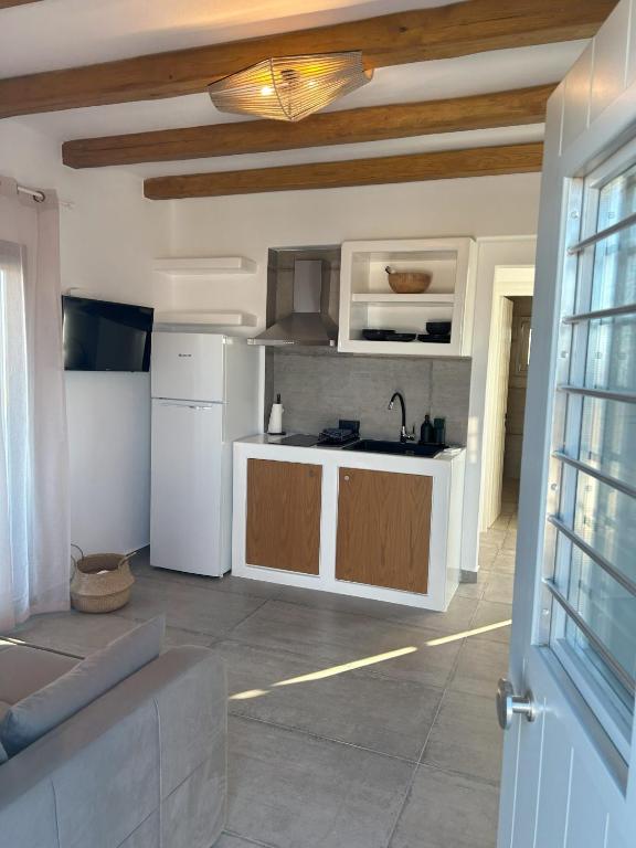 Кухня или мини-кухня в SOPHILIA SUITES
