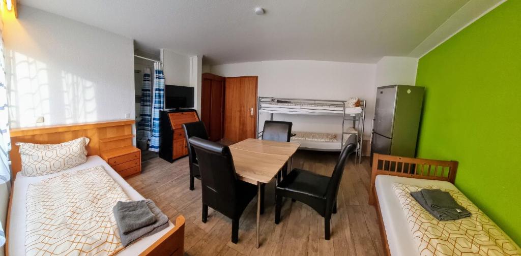 Postel nebo postele na pokoji v ubytování Monteurzimmer - Karlsbad