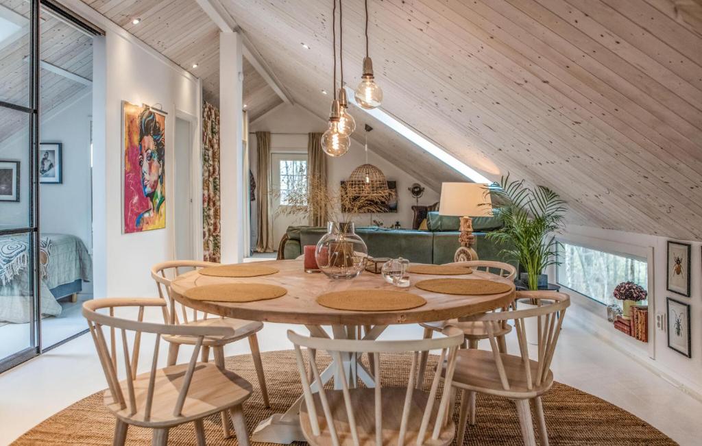 uma sala de jantar com uma mesa de madeira e cadeiras em Gorgeous Apartment In Lerum With Wifi em Lerum