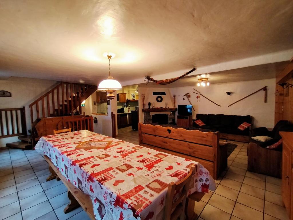 uma sala de estar com uma mesa e duas cadeiras e um sofá em La Ferme à Louis em Courchevel