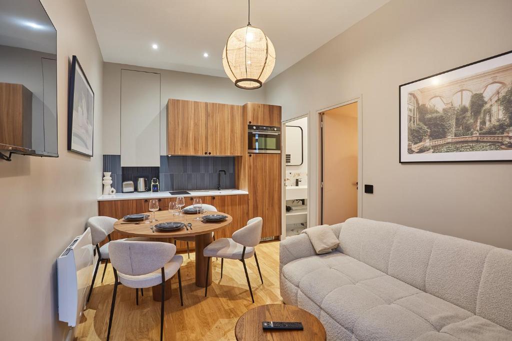 un salon avec un canapé et une table dans l'établissement Residence Center of Paris by Studio prestige, à Paris