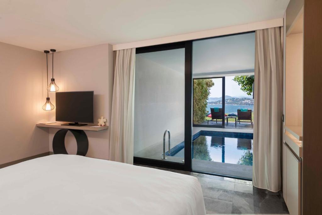 TV a/nebo společenská místnost v ubytování Le Méridien Bodrum Beach Resort