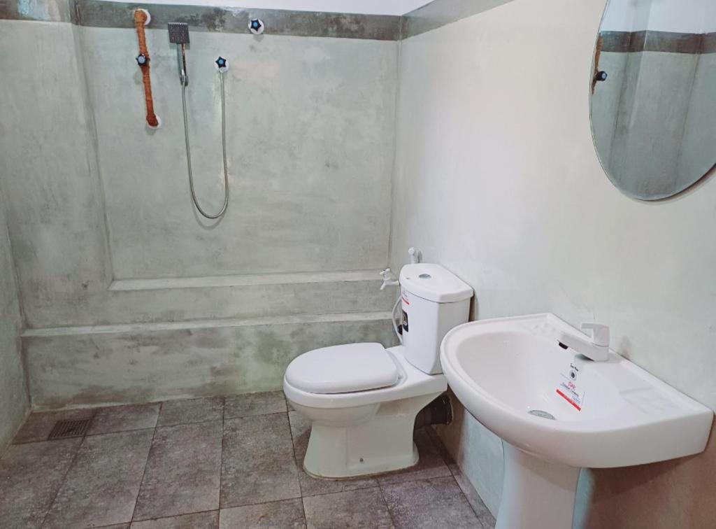 W łazience znajduje się prysznic, toaleta i umywalka. w obiekcie Turtle Island Cabana w Tangalli