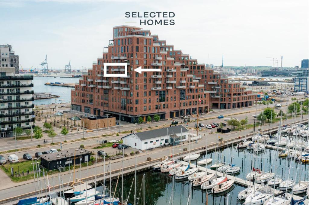 un edificio con puerto deportivo con barcos en el agua en Seaside apartment with magical balcony view, en Aarhus