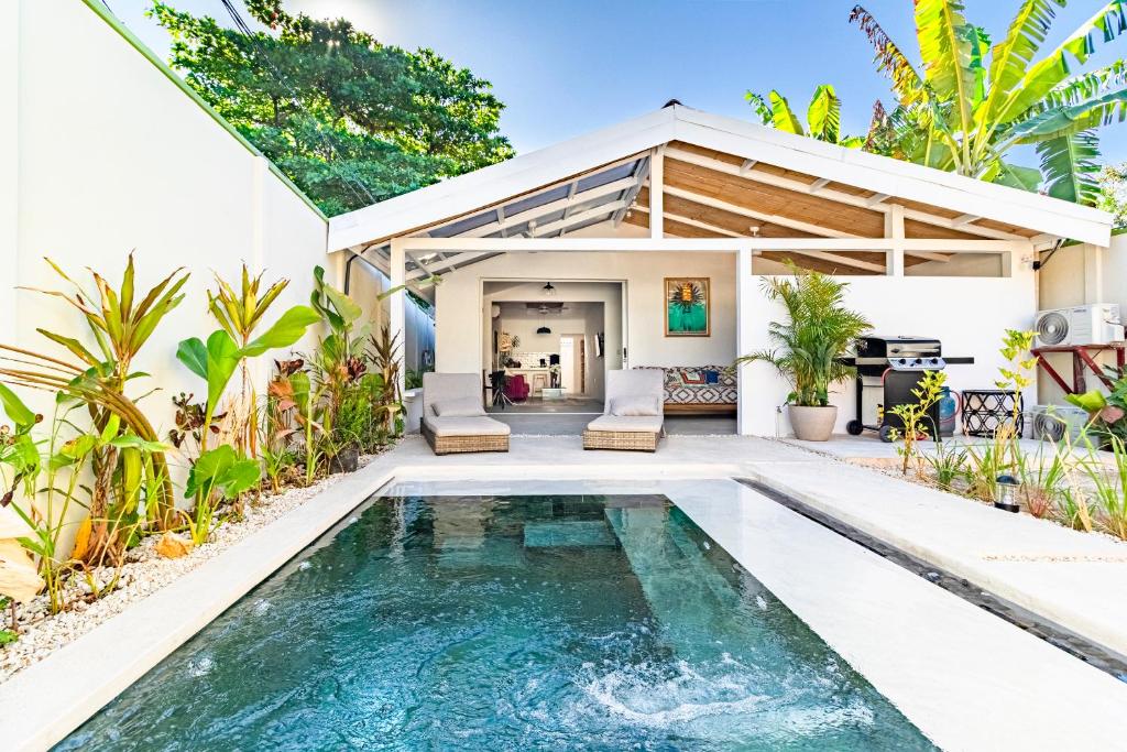 una imagen de una piscina frente a una casa en Casa Bonimus, en Santa Teresa Beach