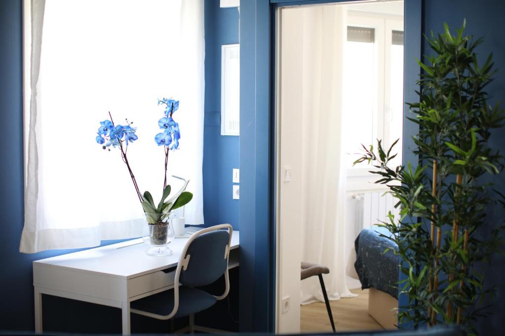 ein Zimmer mit einem Tisch mit einer Blumenvase darauf in der Unterkunft Maestro Damián Moderno Apartamento a Estrenar en Bilbao in Bilbao