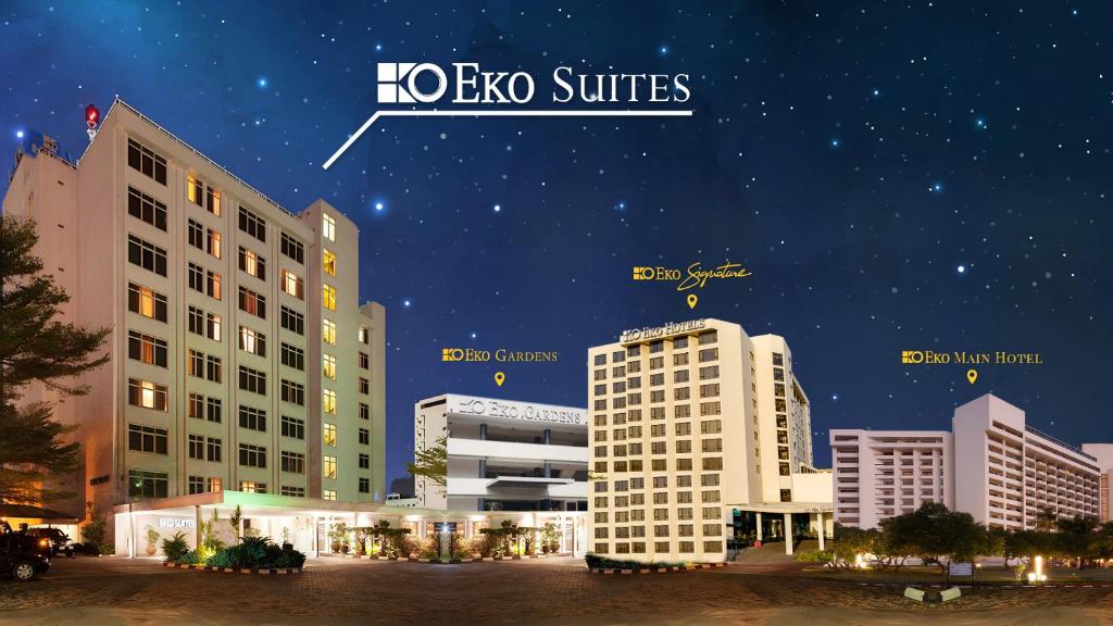 d'une ville de nuit avec des bâtiments dans l'établissement Eko Hotel Suites, à Lagos
