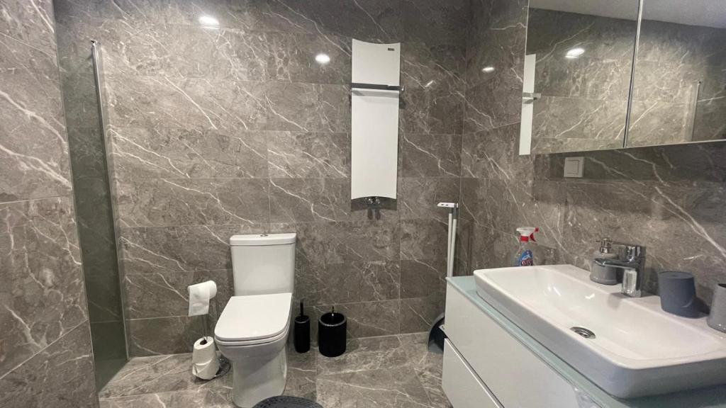 een badkamer met een wit toilet en een wastafel bij EKSPRESS RESIDENCE in Istanbul