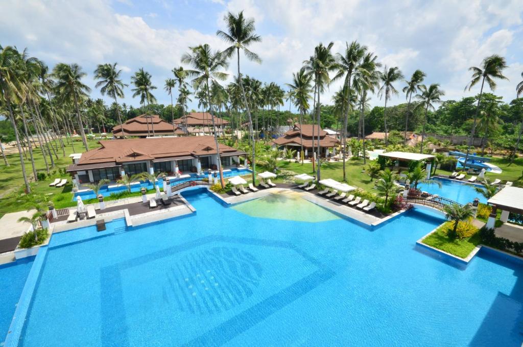 een uitzicht over een zwembad in een resort bij Princesa Garden Island Resort and Spa in Puerto Princesa City