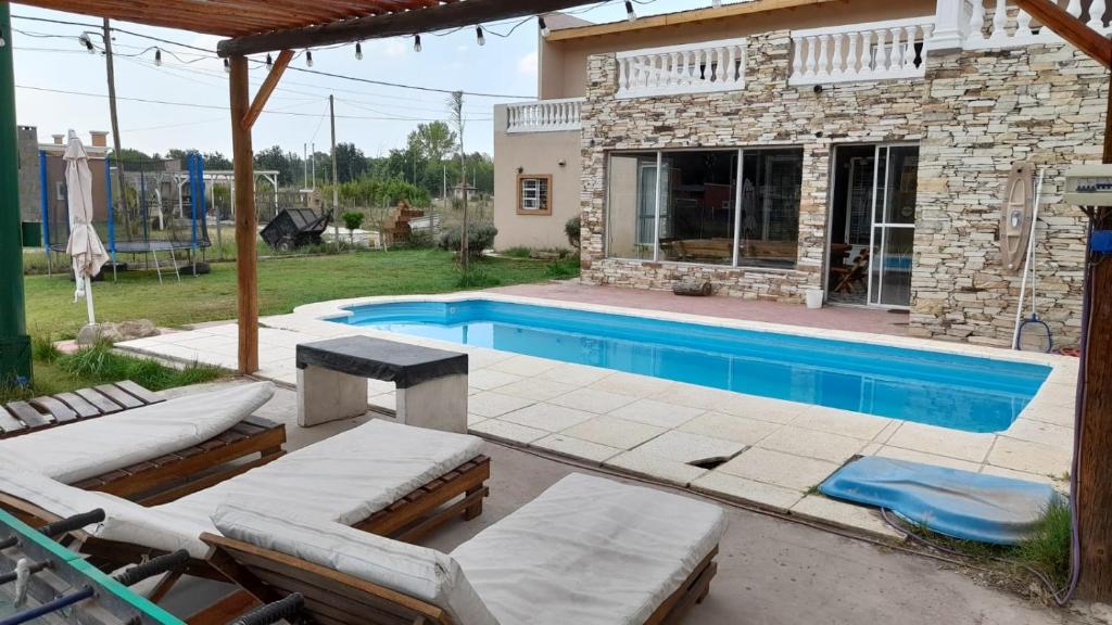 Πισίνα στο ή κοντά στο Quinta barrio cerrado pileta tranquilidad naturaleza