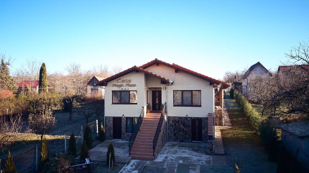 uma pequena casa com uma escada que o leva em Casa MagicPlace em Viile Satu Mare