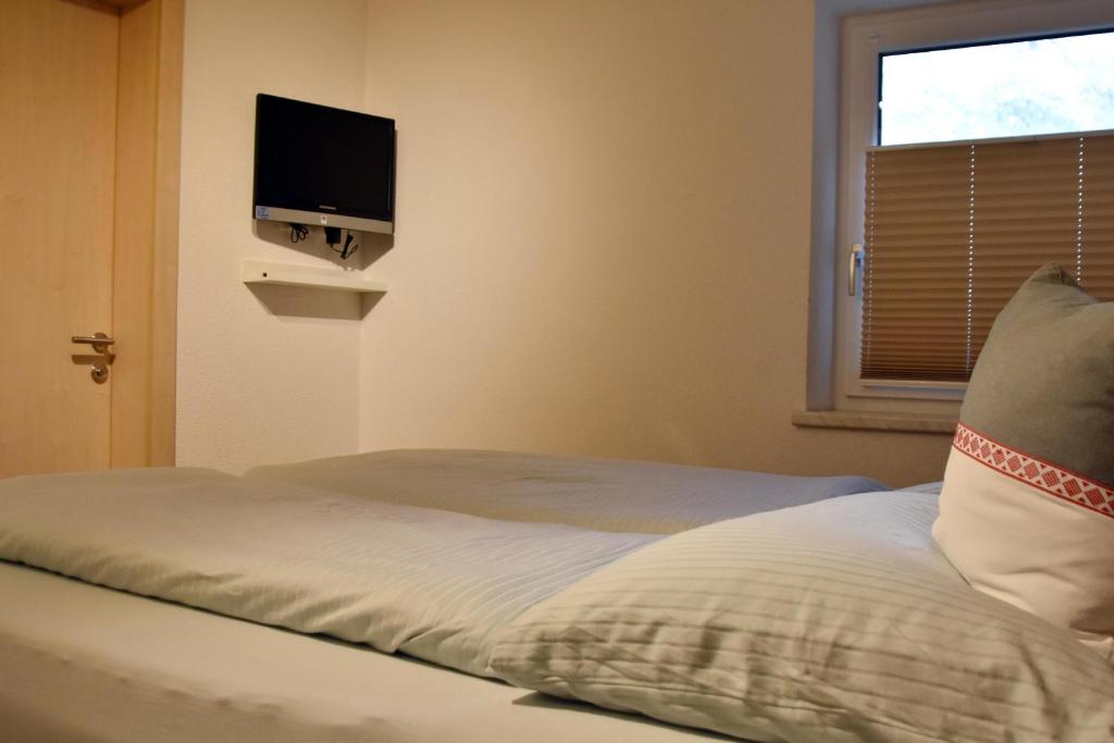 Postel nebo postele na pokoji v ubytování Gästehaus Köll