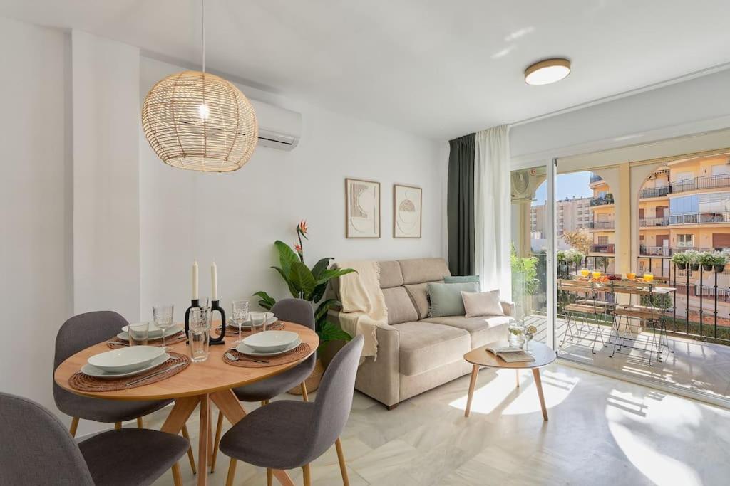 uma sala de estar com uma mesa e um sofá em Erisa I apartament La Carihuela 100 mts beach em Torremolinos