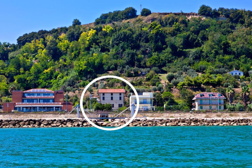 een grote hoepel in het water voor de huizen bij Acquamarina in Grottammare