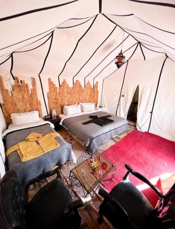 Postel nebo postele na pokoji v ubytování Authentic Desert Luxury Camp
