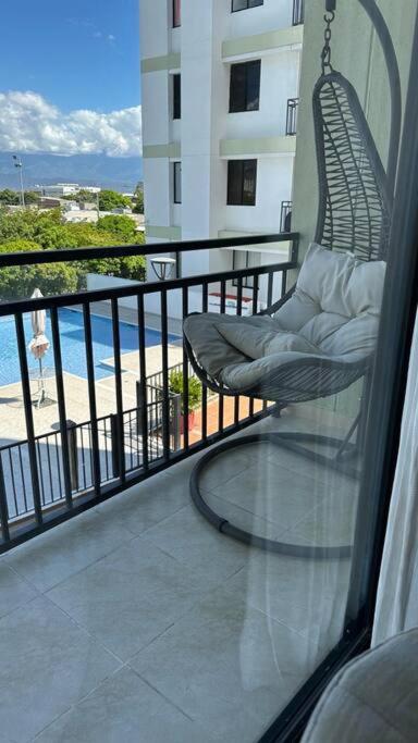 una sedia su un balcone con vista sull'oceano di Hermoso Apto con excelente ubicación a Valledupar