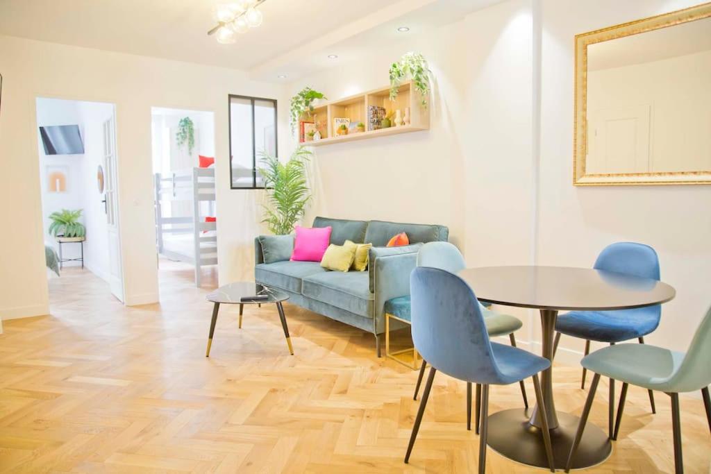 un salon avec un canapé, une table et des chaises dans l'établissement Trendy familly apt in Mouffetard, à Paris