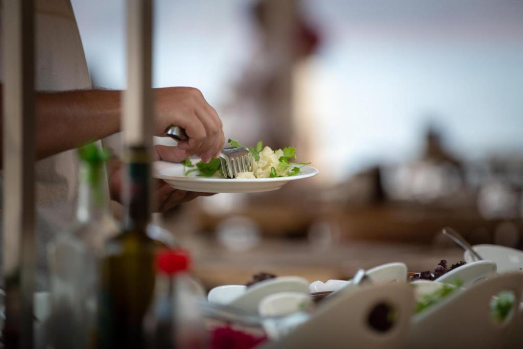 Makanan di atau berdekatan hotel