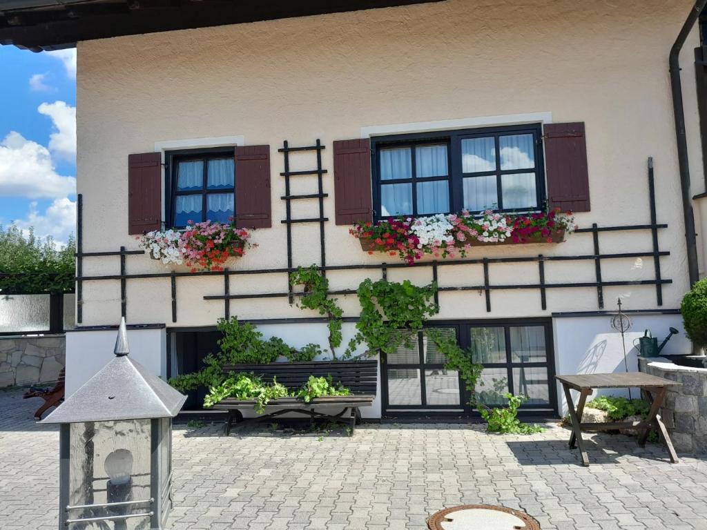 - un bâtiment avec des fenêtres et des boîtes de fleurs dans l'établissement Ferienhaus Resch, à Laufen