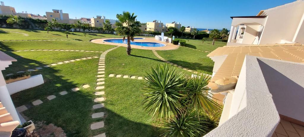 - une vue aérienne sur une cour avec une piscine dans l'établissement Baia Village - Praia do Castelo - Galé - Albufeira, à Albufeira