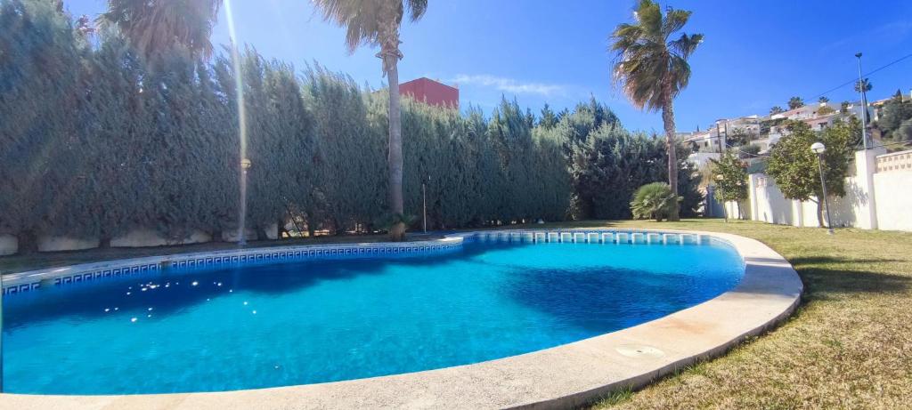 Bazén v ubytovaní Tabarca Chalet con jardín y piscina comunitaria alebo v jeho blízkosti