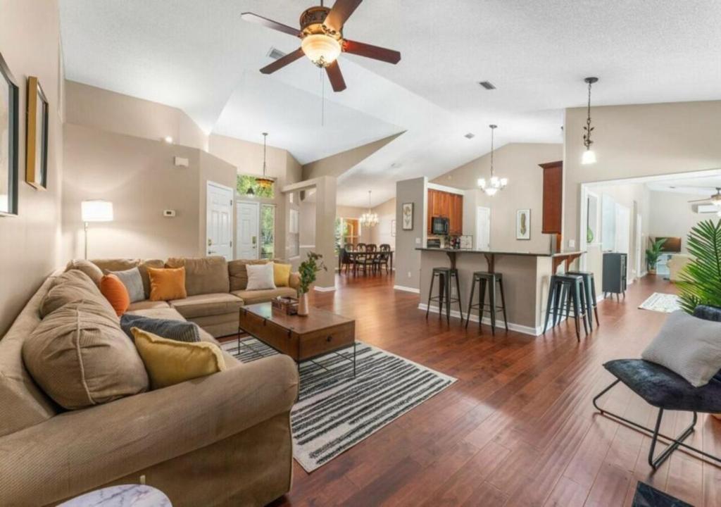 Vacation Home Beautifully Designed 5 BD House With Pool, Jacksonville