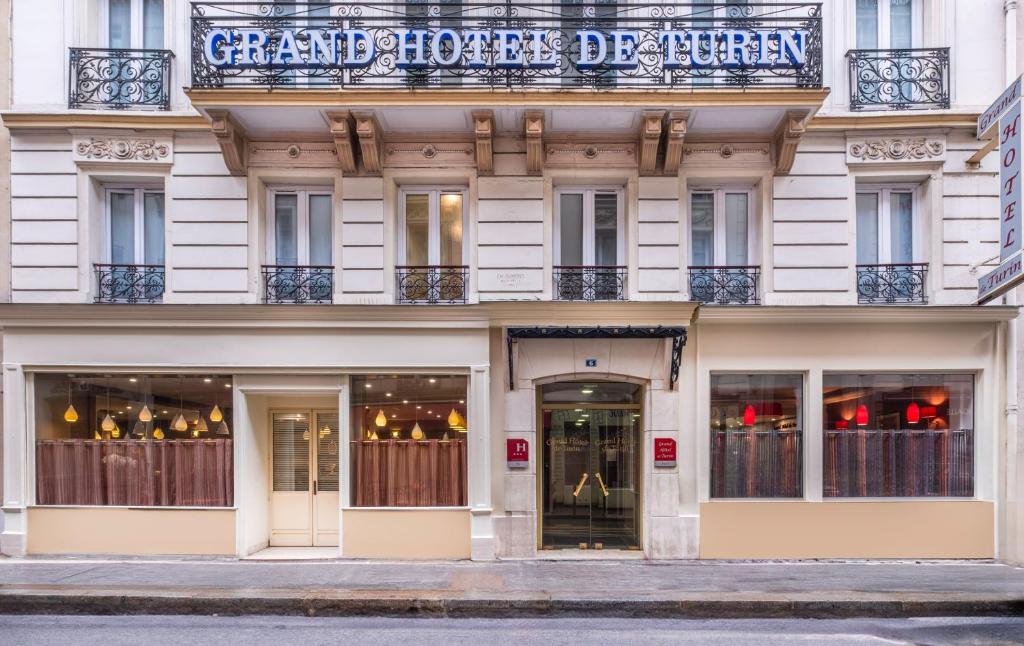 een gevel van een gebouw met een winkel bij Grand Hôtel De Turin in Parijs