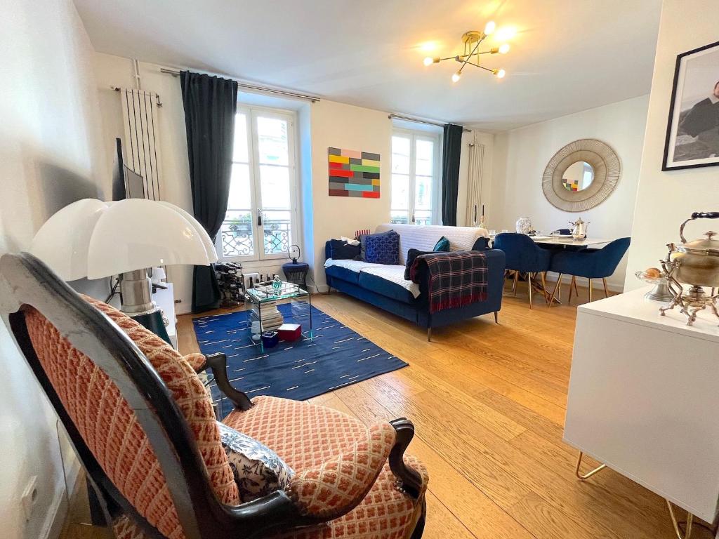 un salon avec un canapé et une table dans l'établissement L'appartement Vavin, à Paris