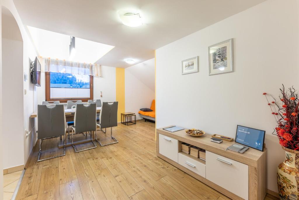 - une salle à manger avec une table et des chaises dans l'établissement Apartment Eli, à Kranjska Gora