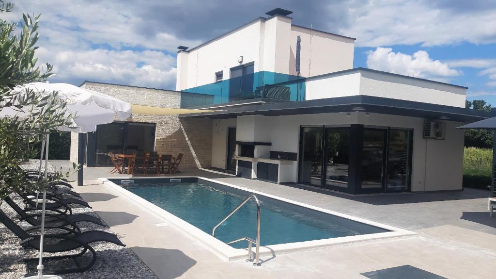 een huis met een zwembad voor een huis bij Modern villa zara with pool in Visnjan in Radoši kod Višnjana