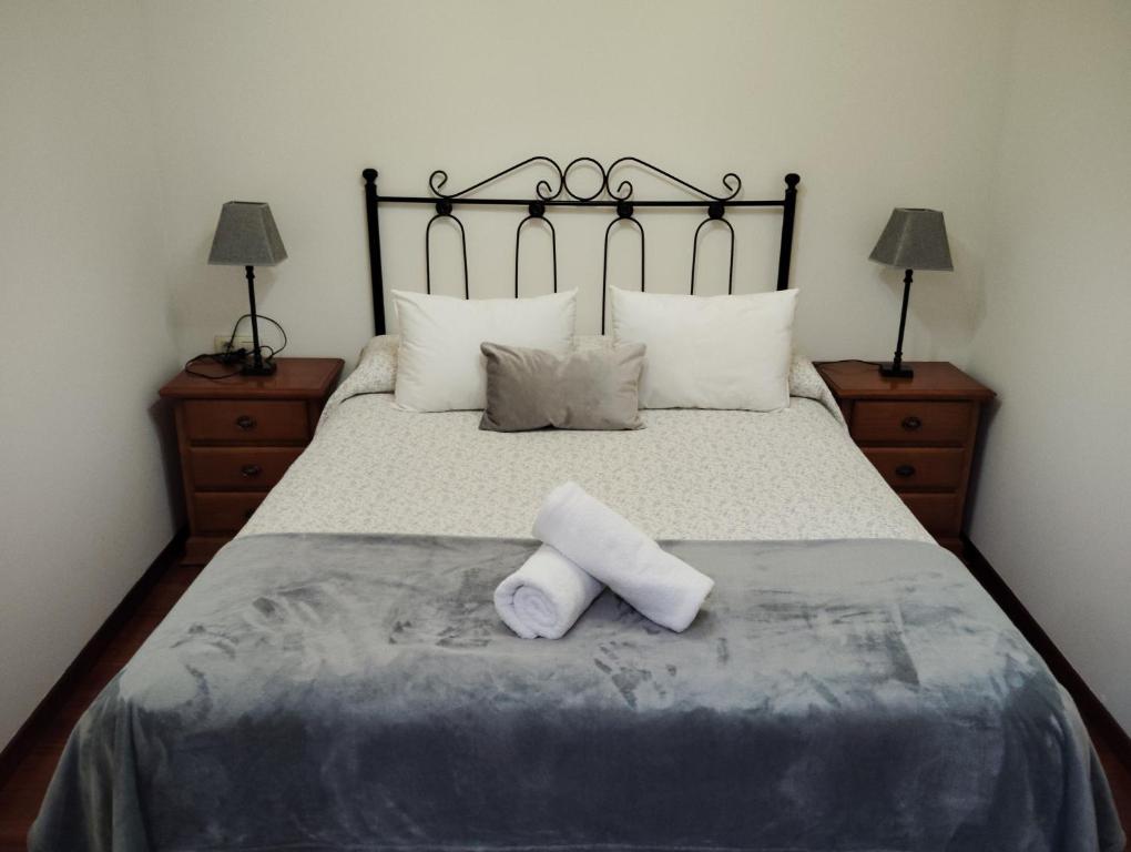 1 dormitorio con 1 cama con 2 toallas en CASA BOURELA, en Cangas de Morrazo