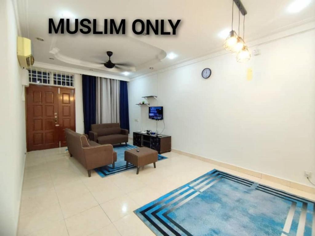 een woonkamer met een zwembad in een woonkamer bij Suka Inap Homestay in Kepala Batas