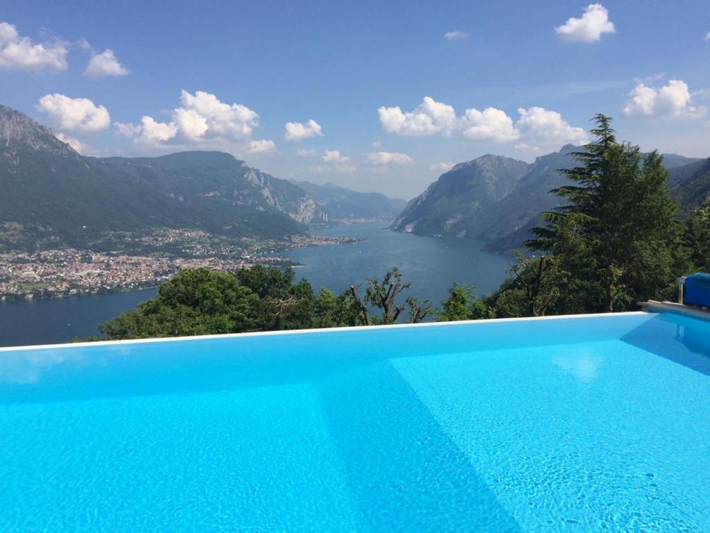 einen Pool mit Blick auf den Fluss und die Berge in der Unterkunft Charming Villa with Private Pool! in Civenna