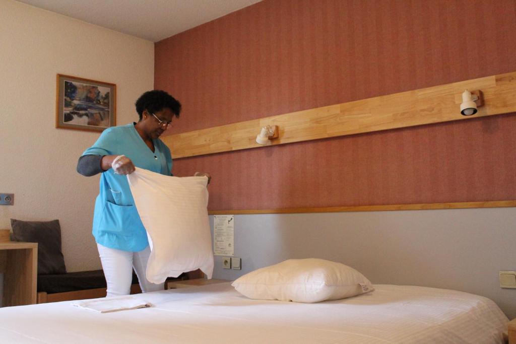 Postel nebo postele na pokoji v ubytování Hôtel Mélodie