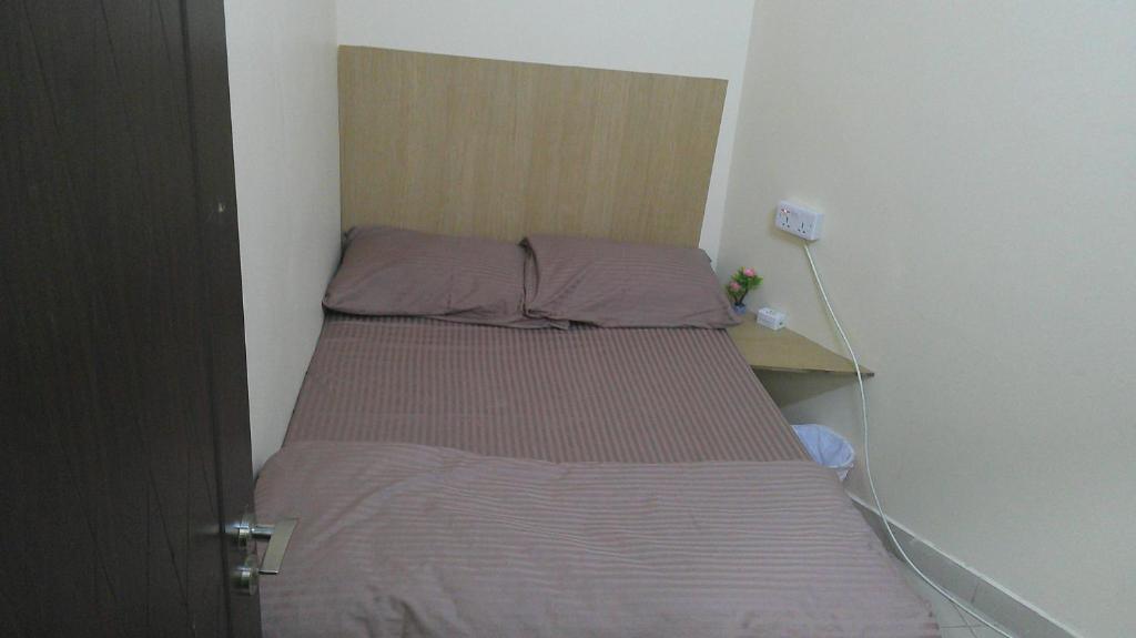 Katil atau katil-katil dalam bilik di Ruby Star Budget Room with Shared Washroom Access 321