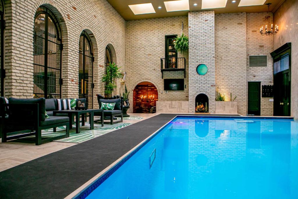 - une piscine dans une maison dotée d'une cheminée dans l'établissement Unique Luxury Apartment 7 Mi to Downtown Denver!, à Wheat Ridge
