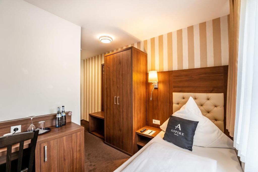 Ein Bett oder Betten in einem Zimmer der Unterkunft Aspire Castillo Reutlingen, Trademark Collection by Wyndham