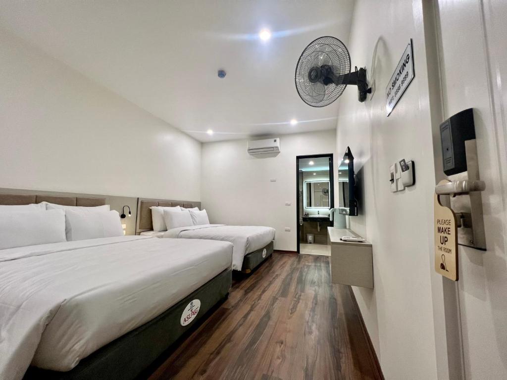 Postel nebo postele na pokoji v ubytování Grand Dragon Noi Bai Hotel
