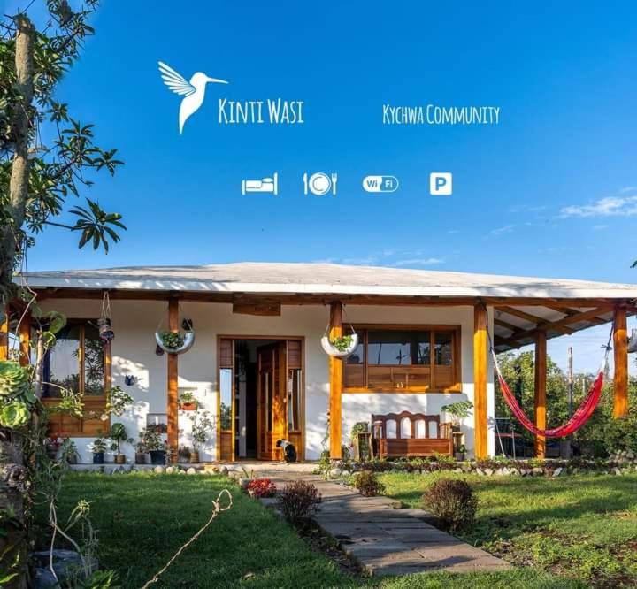 eine Website eines Hauses mit einem Vogel darauf in der Unterkunft La casa del colobri in Cotacachi